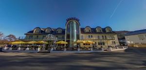 锡默拉特西莫维酒店的前面有黄色雨伞的大建筑