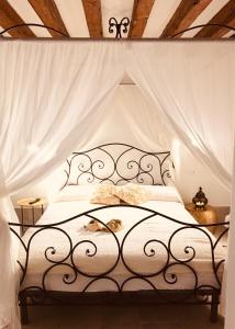 威尼斯Bianca Cappello House的一间卧室配有一张带天蓬的白色床