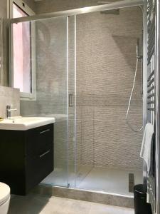 博索莱伊villa juturne的带淋浴、水槽和卫生间的浴室