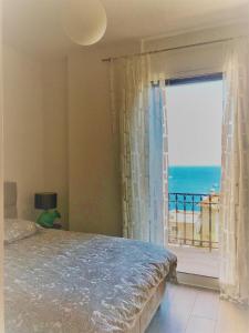 博索莱伊villa juturne的一间卧室配有一张床,享有海景