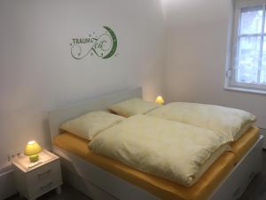 武尔岑zentral gelegene top ausgestattete Wohnung的一张床上有两个枕头的房间
