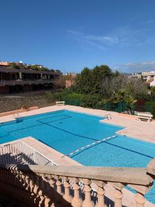 圣特罗佩Résidence Saint Tropez的阳台旁的大型游泳池