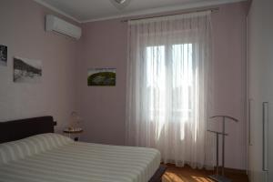 拉帕洛ilGirasole b&b的一间卧室设有一张床和一个大窗户