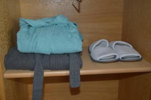 拜罗伊特Stolzing-Apart的架子上的毛巾和拖鞋