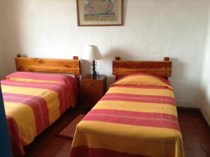 塔斯科·德·阿拉尔孔圣普里斯卡酒店的两张睡床彼此相邻,位于一个房间里
