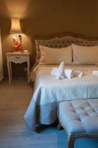 那不勒斯Relais Bijoux Napoli的一间卧室配有一张大床、蓝色的床罩和一张沙发
