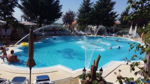 圣乔瓦尼·罗通多Grand Hotel degli Angeli的一座大型游泳池,里面设有人员