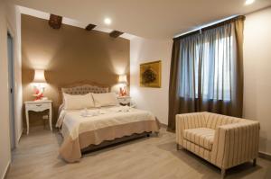 那不勒斯Relais Bijoux Napoli的卧室配有床、椅子和窗户。