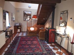 维托里奥·威尼托时代住宿加早餐旅馆的一间带楼梯和地毯的客厅
