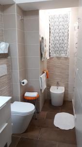 Torricella PelignaAgriturismo Persichitti的浴室配有白色卫生间和盥洗盆。