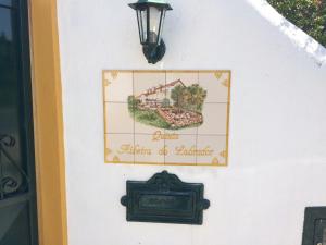 阿伦克尔Quinta Ribeira do Labrador - Lisbon West Wine Route的墙上的瓷砖,上面有标志