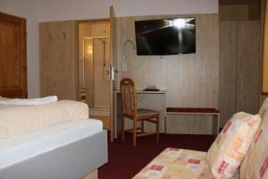 克林根塔尔盖斯霍夫茨沃塔酒店的酒店客房设有一张床和墙上的电视