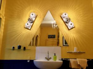 FumayAU TEMPS JADIS的一间带水槽和镜子的浴室