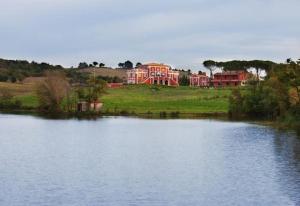 卡帕尔比奥法托丽亚利瓜帝欧雷别墅酒店的湖畔小山上的大房子