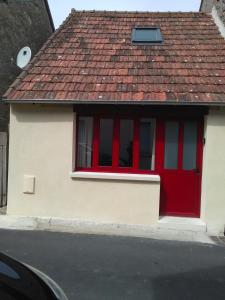 谢尔河畔塞勒Duplex/Beauval & Châteaux的红色屋顶房子上的红色窗户