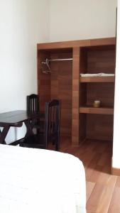 圣佩德罗拉拉古纳Hotel Casa don Pedro的一间设有桌子和桌子的房间以及一间用餐室