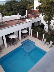 圣佩德罗拉拉古纳Hotel Casa don Pedro的一座白色建筑旁的游泳池,配有椅子和游泳池