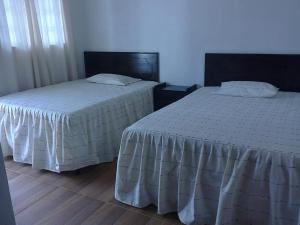 圣佩德罗拉拉古纳Hotel Casa don Pedro的卧室内两张并排的床