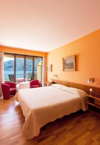 卢加诺Swiss Lodge Nassa Garni的酒店客房设有一张床和一个大窗户