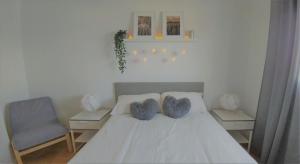 巴尔洛文托La Fajana Paradise的一间卧室配有带2个枕头和椅子的床