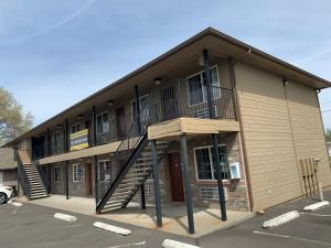 Milton-FreewaterMorgan Inn and Suites Walla Walla的建筑的一侧有楼梯