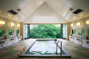 京都京都宇塔诺青年旅舍的一个带大窗户的房间内的游泳池