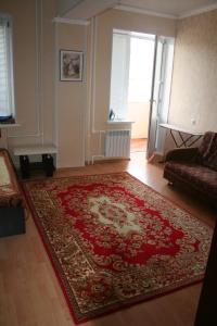 十月镇Садовое кольцо 319 корпус 2 квартира 13的一间铺有红色地毯的客厅