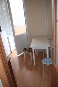 十月镇Садовое кольцо 319 корпус 2 квартира 13的窗户房间里一张桌子和凳子