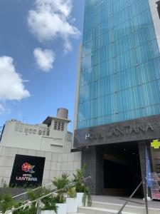 那霸Hotel Lantana Naha Kokusai-Dori的兰塔纳酒店大楼,上面有标志