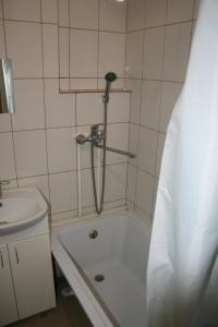 十月镇Садовое кольцо 319 корпус 2 квартира 13的带淋浴、浴缸和盥洗盆的浴室