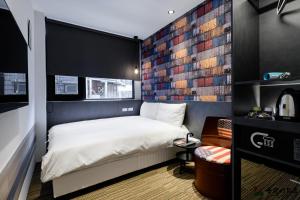 台北卡乐町旅店 的一间小卧室,配有床和窗户