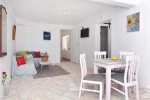 梅加斯·亚洛斯-奈特斯VILLA PETROS SEA SUITE的客厅配有桌椅和沙发