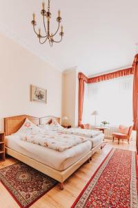 巴特瑙海姆斯浦特尔酒店的卧室设有2张床和吊灯。