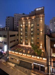 釜山Brown Dot Hotel Seomyeon的建筑的一侧有灯