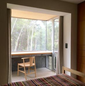 滨海萨纳里Villa Magali的卧室设有窗户,床边设有椅子
