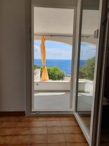 加利亚诺德尔卡波Santa Maria Di Leuca Villa Etta的透过滑动玻璃门欣赏海景