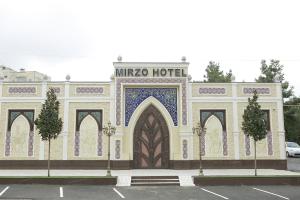 塔什干Mirzo Boutique Hotel的一座大建筑,上面有标志