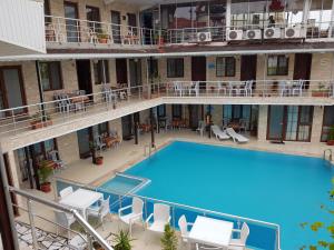 帕莫卡莱Alida Hotel的享有酒店大型游泳池的顶部景色