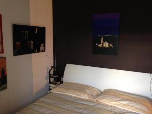 圣巴特罗摩艾美尔70 Via Vione的一间卧室配有一张带白色床头板的床