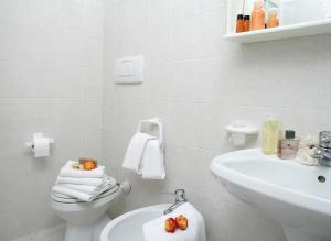 阿西西图里奥纳2号酒店的白色的浴室设有卫生间和水槽。