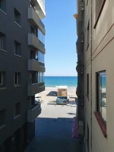 卡拉费尔Casita del Bot的从两栋建筑中可以欣赏到海滩美景
