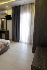 卡尼奥提Aparthotel Pagidas的酒店客房设有床和窗户。