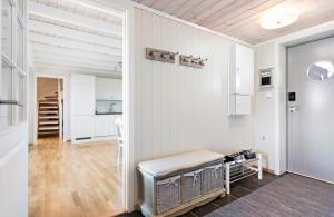斯屈勒斯塔穆Voss - Apartment with panoramic view的客厅拥有白色的墙壁和木地板