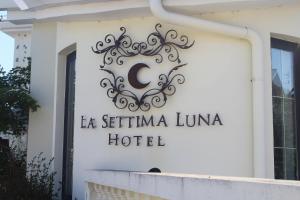 萨武德里亚Hotel La Settima Luna的大楼里一间La seimei luna酒店的标志