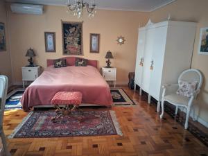 BrancaQuinta Outeiro da Luz的一间卧室配有一张床和两把椅子