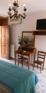 庞贝Villaggio "Camping Pompei"的一间卧室配有书桌和一张桌子及一张桌子