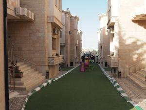 阿哈达Al Khaleej Tourist INN - Al Taif, Al Hada的建筑中带绿色地毯的走廊