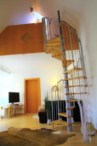 沃尔特湖畔佩莎赫Villa Wieser的客厅内的螺旋楼梯