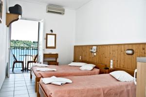 斯基亚索斯镇克里斯蒂娜酒店的酒店客房设有三张床和阳台