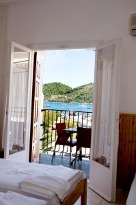 斯基亚索斯镇克里斯蒂娜酒店的卧室设有海景阳台。